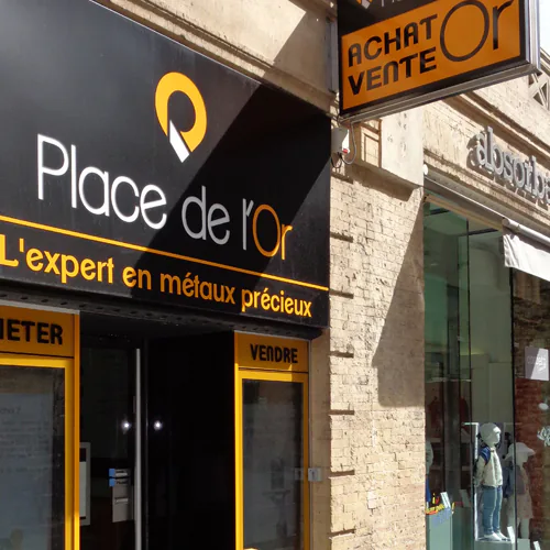 Image représentant l'enseigne d'un magasin s'appelant Place de l'Or à Toulouse fabriqué et posé par la Boutic Publicitaire