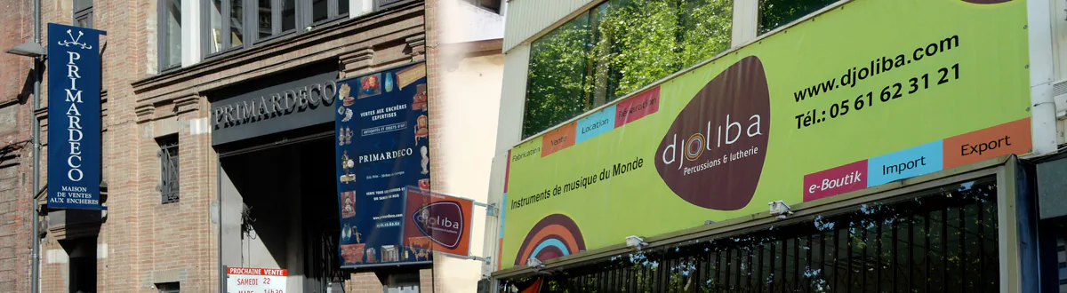 Présentation d'une signalétique constituée de banderoles et kakémonos montés sur barres de suspente, potences métalliques ou cables