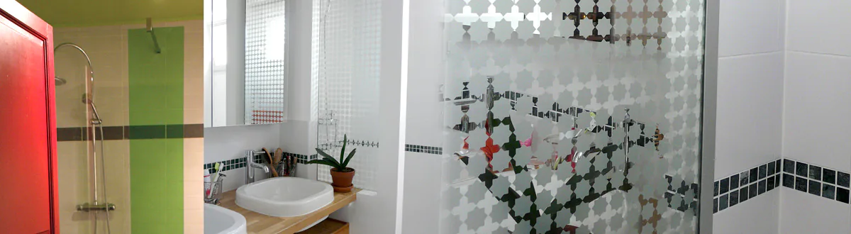 Conception, fabrication et pose d'adhésifs décoratifs pour les particuliers - adhésif dépoli style moucharabieh ou aplat coloré translucide sur vitre de douche