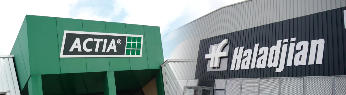 Enseignes grand format composées de panneaux d'alu composite dit aussi dibond recouverts de lettres reliefs ou logo adhésif