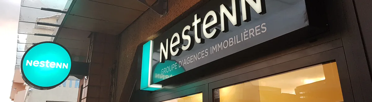 Enseigne lumineuse composée de lettres relief en plexiglass diffusant montés sur bac alu laqué RAL - Conception, fabrication et pose par La Boutic Publicitaire