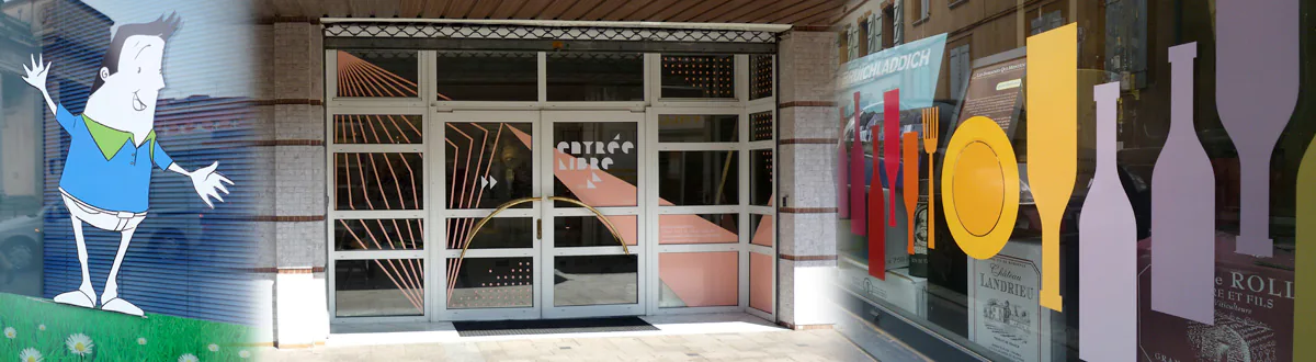 Personnage humoristique d'une compagnie d'assurances imprimé, plastid-fié et collé sur baie vitrée. Formes géométriques et lignes roses adhésives collées sur kes portes vitrées d'une entrée de résidence. Bouteilles de vins colorées sur vitres pour un caviste.