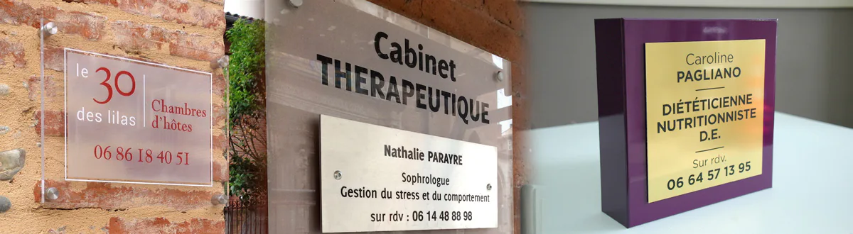 Plaques professionnelles en plexiglass et décoration adhésive posée en vitrophanie pour une chambre d'hôtes et un cabinet thérapeutique. Petit bac alu avec plaque en alu aspect laiton ou argent brossé d'un cabinet thérapeutique et d'une profession libérale