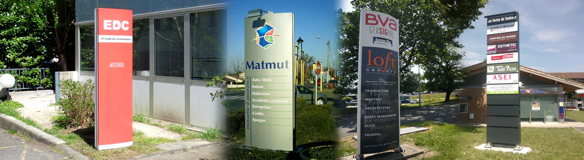 Différents totem métalliques lumineux ou non, marqués avec une signalétique adhésive en lettres découpées ou impression numérique, ils sont posés par nos soins grace à des plots en béton.