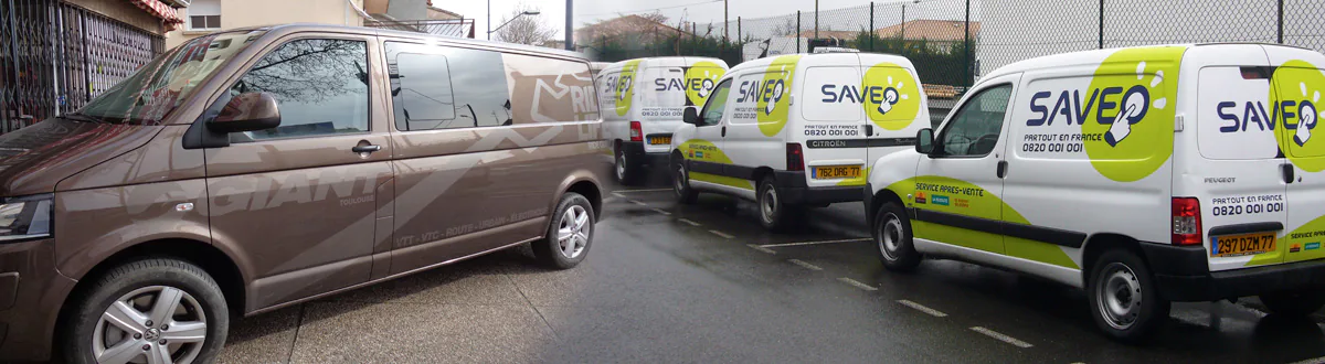 Marquage publicitaire adhésif sur une flotte de Citroën Berlingo de la société Saveo et pour le Volkswagen T5 marron de Giant, vendeur de vélos, le marquage est en dépoli pour donner un efet ton sur ton.